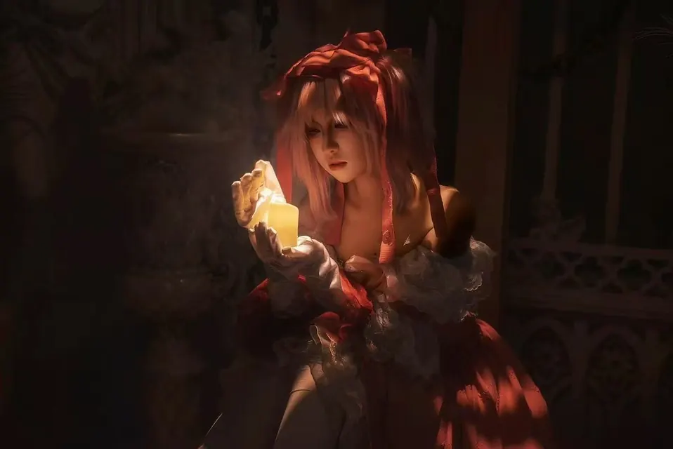 COS《魔法少女小圆》的鹿目圆，掌中捧着一块发光的宝石