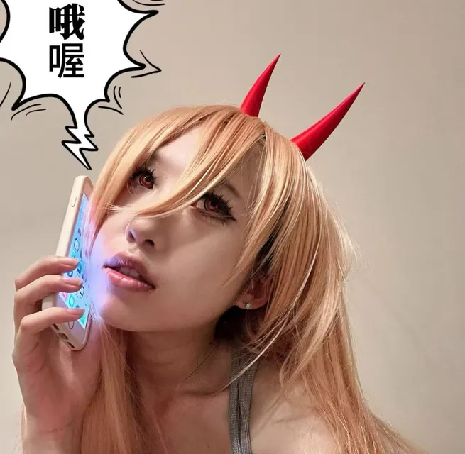 COS《电锯人》的帕瓦，红色犄角，拿着手机