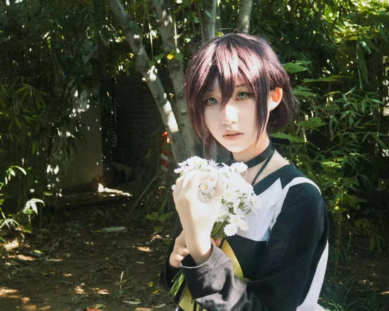 COS《电锯人》的蕾塞，手里捧着一束白色小菊