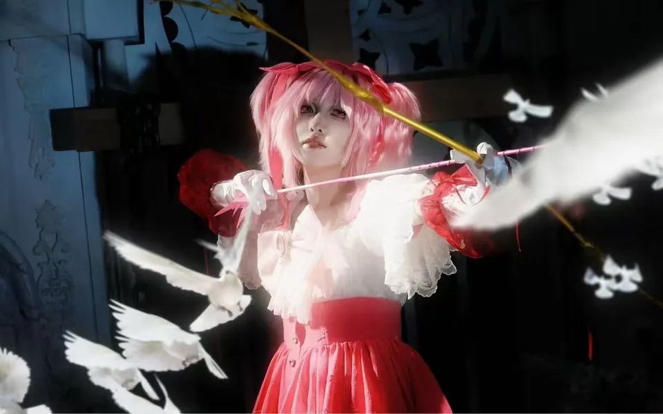 COS《魔法少女小圆》主角鹿目圆，拉弓，白鸽飞起